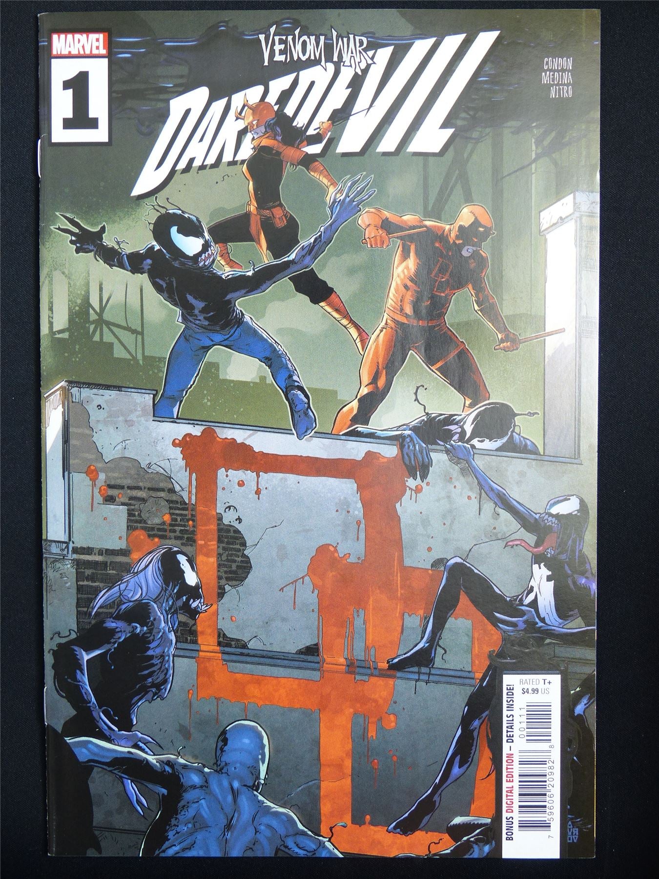 DAREDEVIL #1 Venom War - Marvel Comic #2TG
