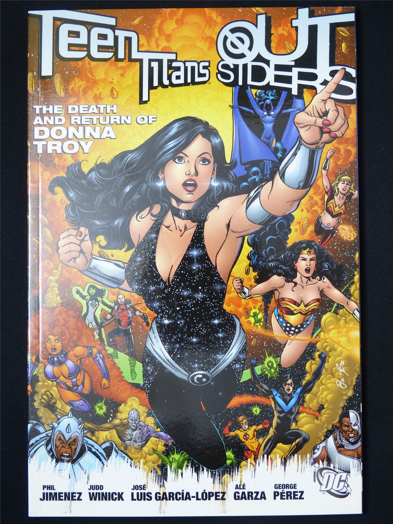 Teen Titans Outsiders: The Death and Return of Donna Troy - DC Graphic Softback #QL