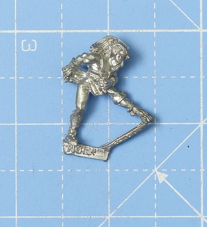 Classic Metal Dark Elf Kicker - Warhammer Blood Bowl #2M3