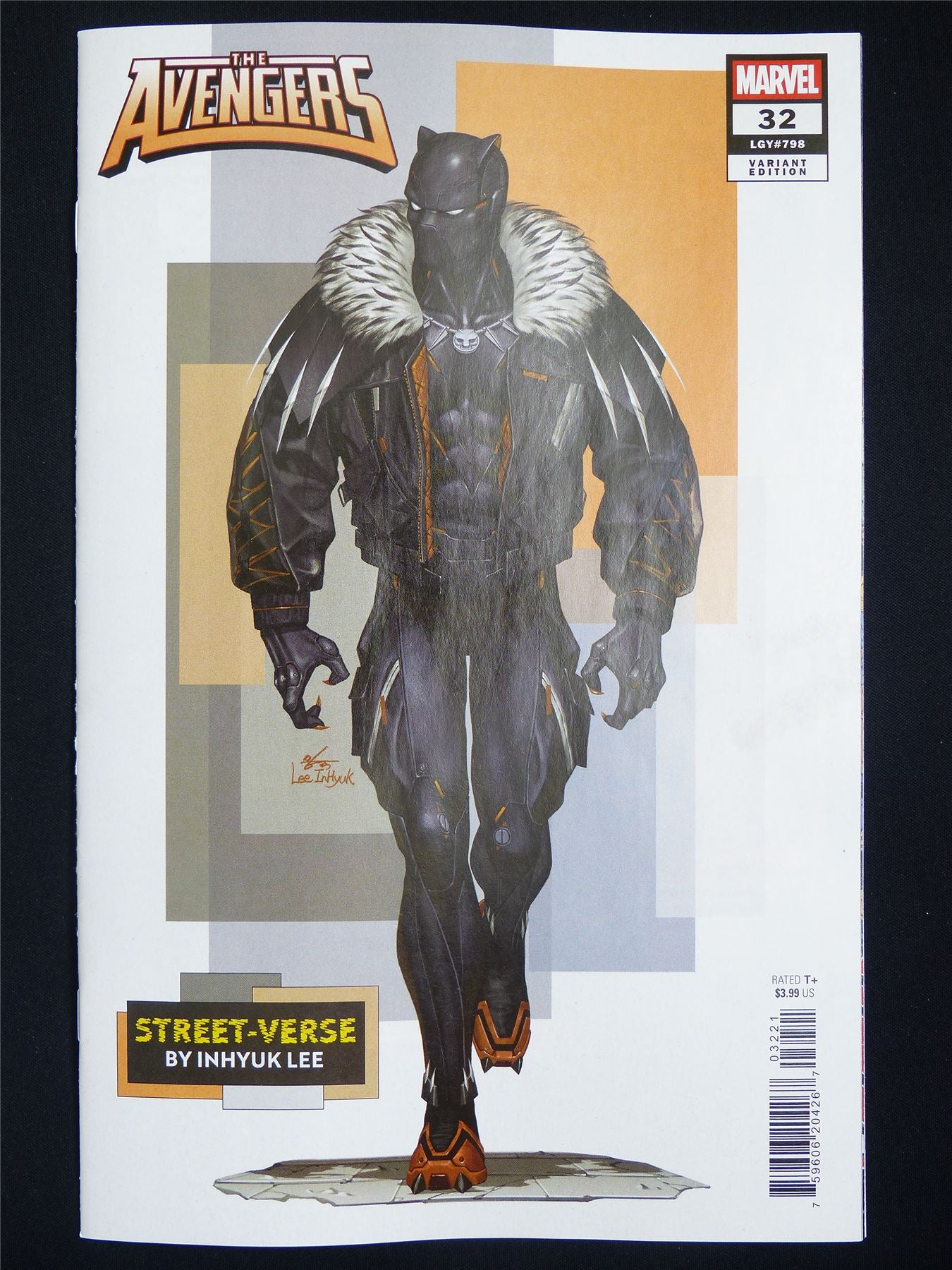 The AVENGERS #32 Street Variant - Jan 2026 Marvel Comic #5U7