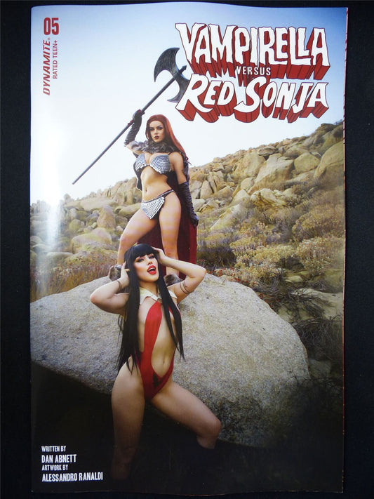 VAMPIRELLA versus Red Sonja #5 Cosplay Cvr - Mar 2023 Dynamite Comic #BI