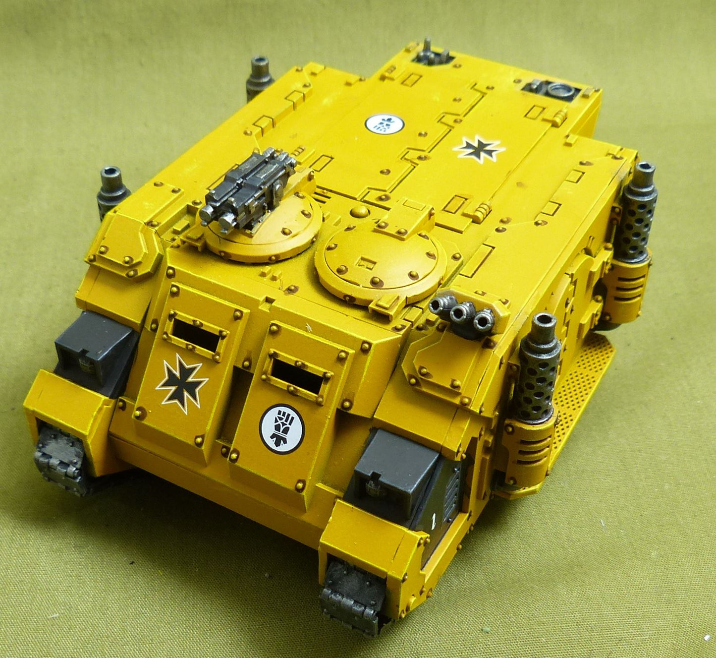 Deimos Pattern Rhino painted - Imperial Fists - Warhammer Horus Heresy #2N0