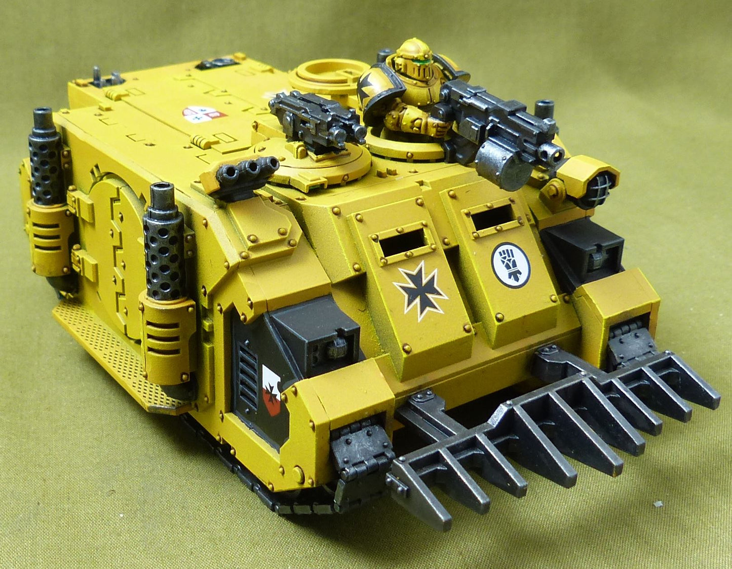 Deimos Pattern Rhino painted - Imperial Fists - Warhammer Horus Heresy #7V2