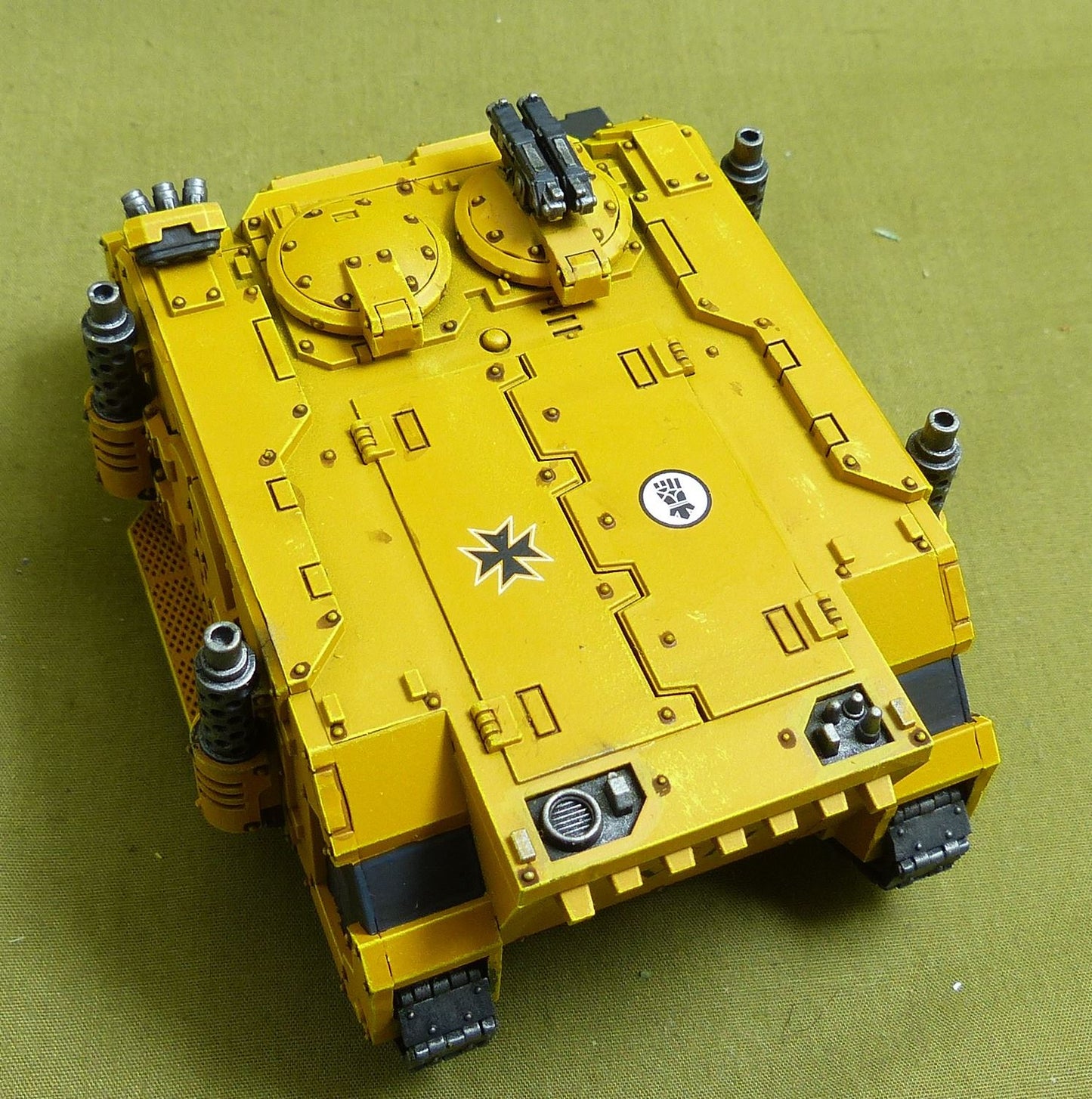 Deimos Pattern Rhino painted - Imperial Fists - Warhammer Horus Heresy #2N0