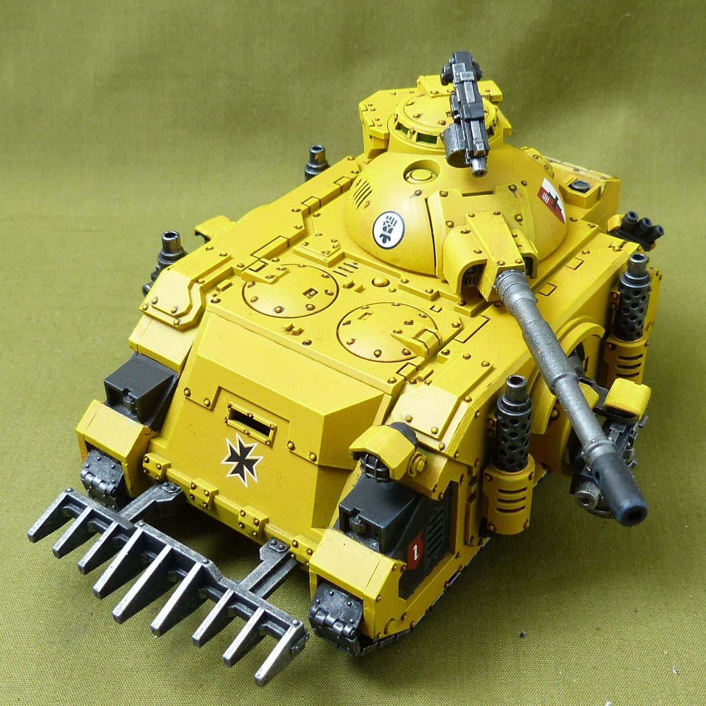 Deimos Pattern Predator Battle Tank painted - Imperial Fists - Warhammer Horus Heresy #7V1