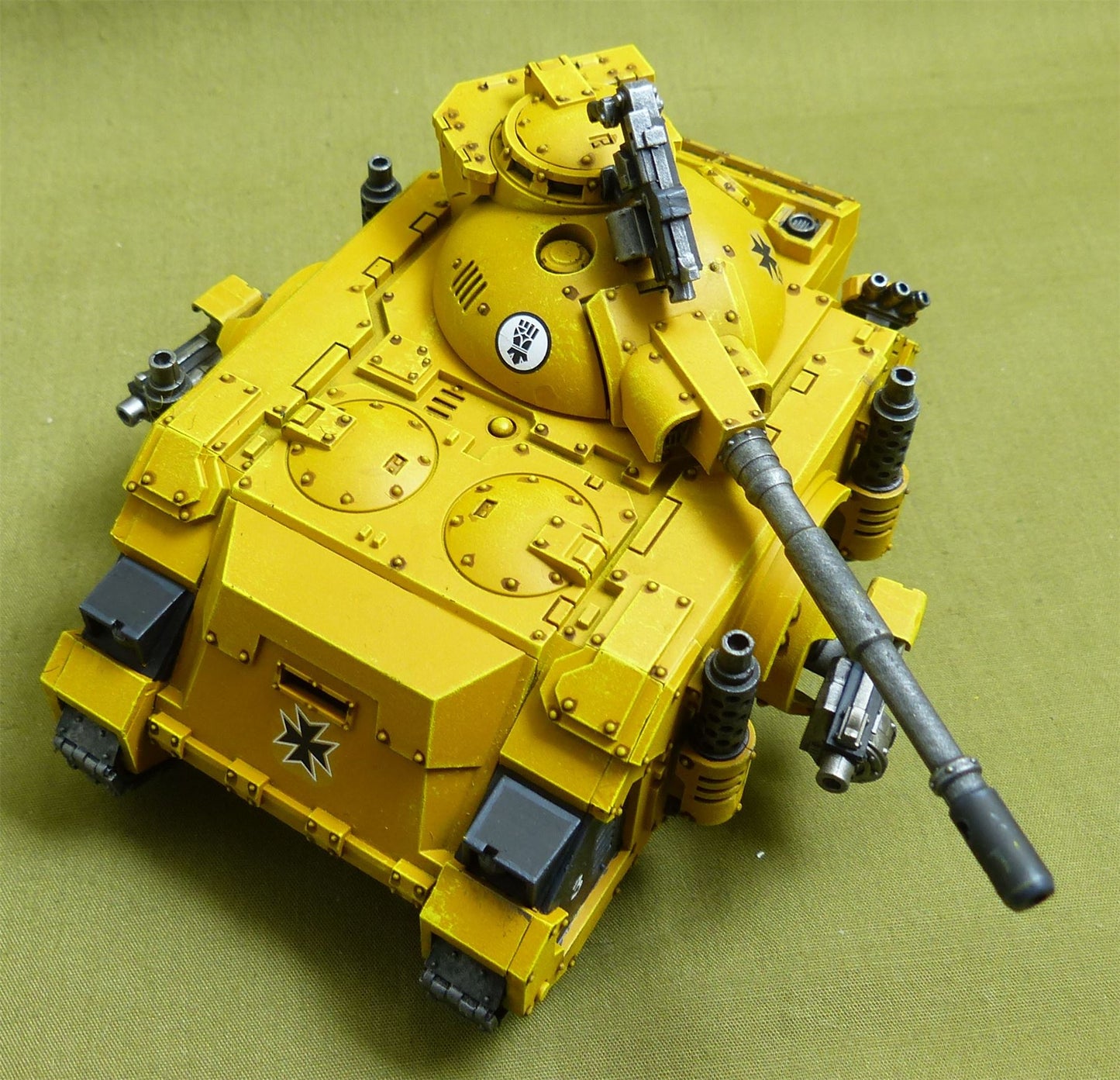 Deimos Pattern Predator Battle Tank painted - Imperial Fists - Warhammer Horus Heresy #2N3