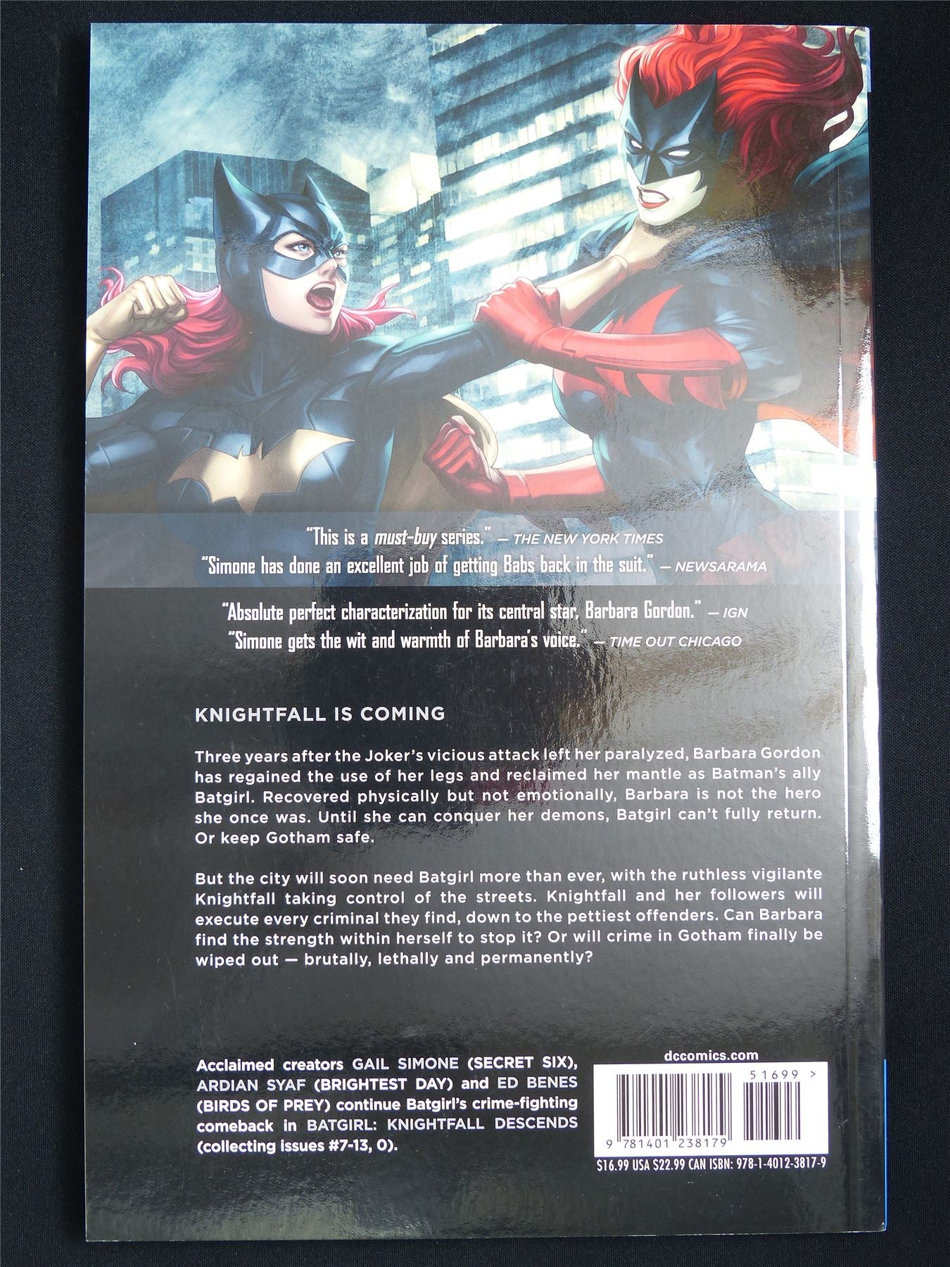 Batgirl volume 2: Knightfall Descends - DC Graphic Softback #X3
