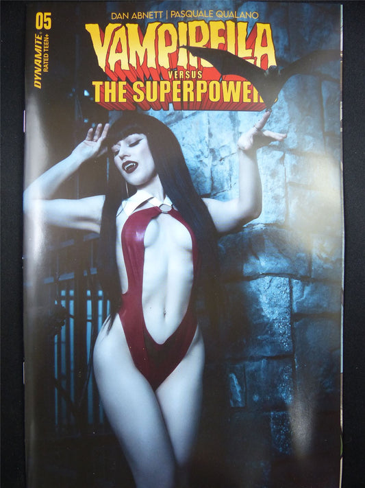VAMPIRELLA versus The Superpowers #5 cosplay Cvr - Oct 2023 Dynamite Comic #1FO