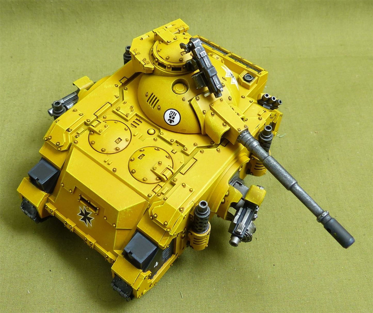 Deimos Pattern Predator Battle Tank painted - Imperial Fists - Warhammer Horus Heresy #2N6