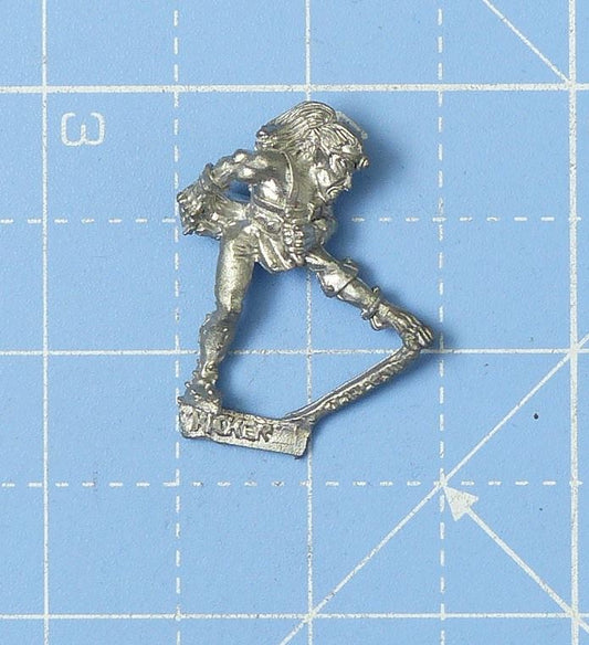 Classic Metal Dark Elf Kicker - Warhammer Blood Bowl #2M3