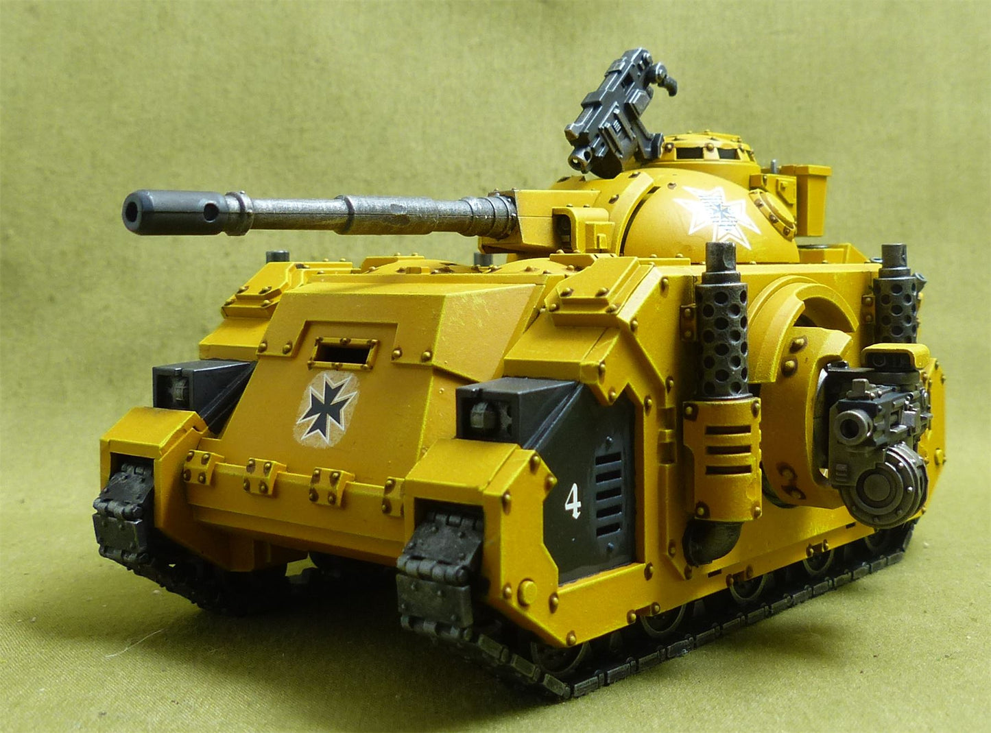 Deimos Pattern Predator Battle Tank painted - Imperial Fists - Warhammer Horus Heresy #2N6