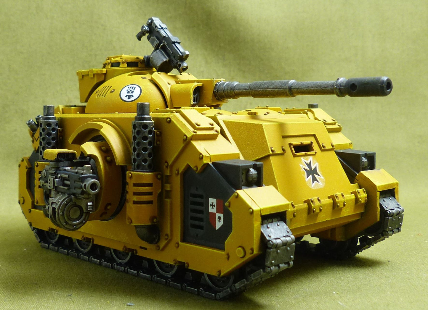 Deimos Pattern Predator Battle Tank painted - Imperial Fists - Warhammer Horus Heresy #2N3