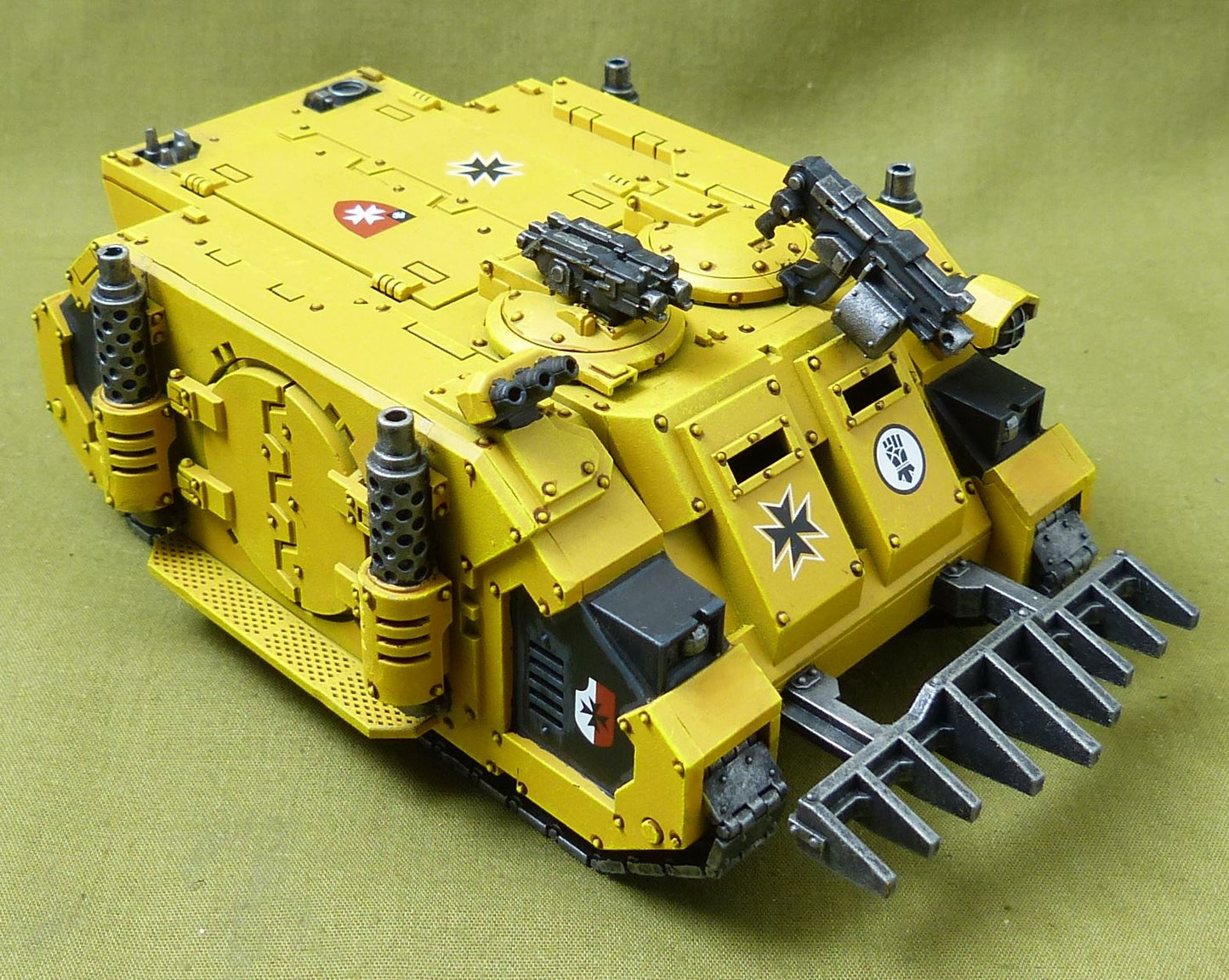 Deimos Pattern Rhino painted - Imperial Fists - Warhammer Horus Heresy #7V3