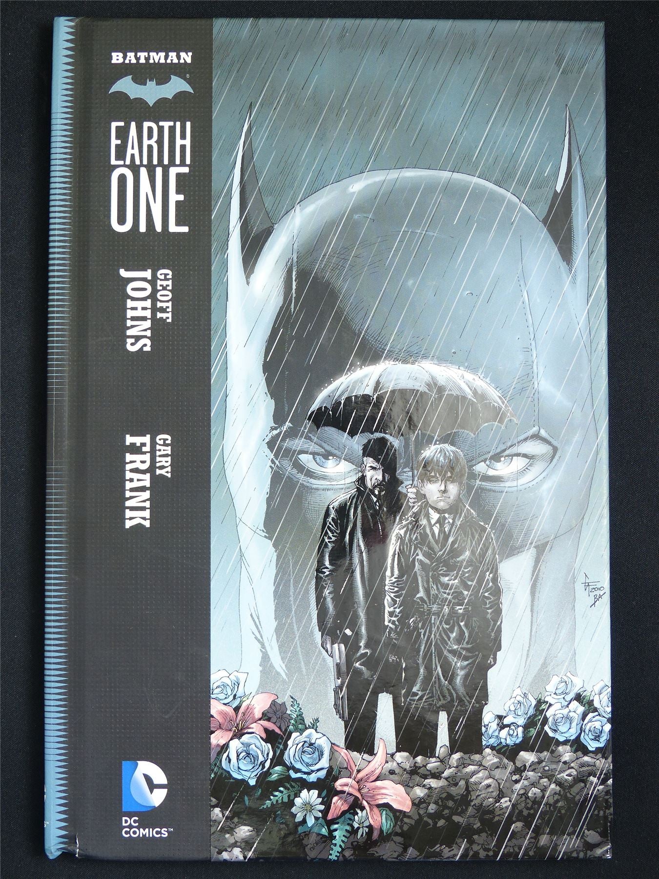 Earth one volume 1 - DC Graphic Hardback #XX