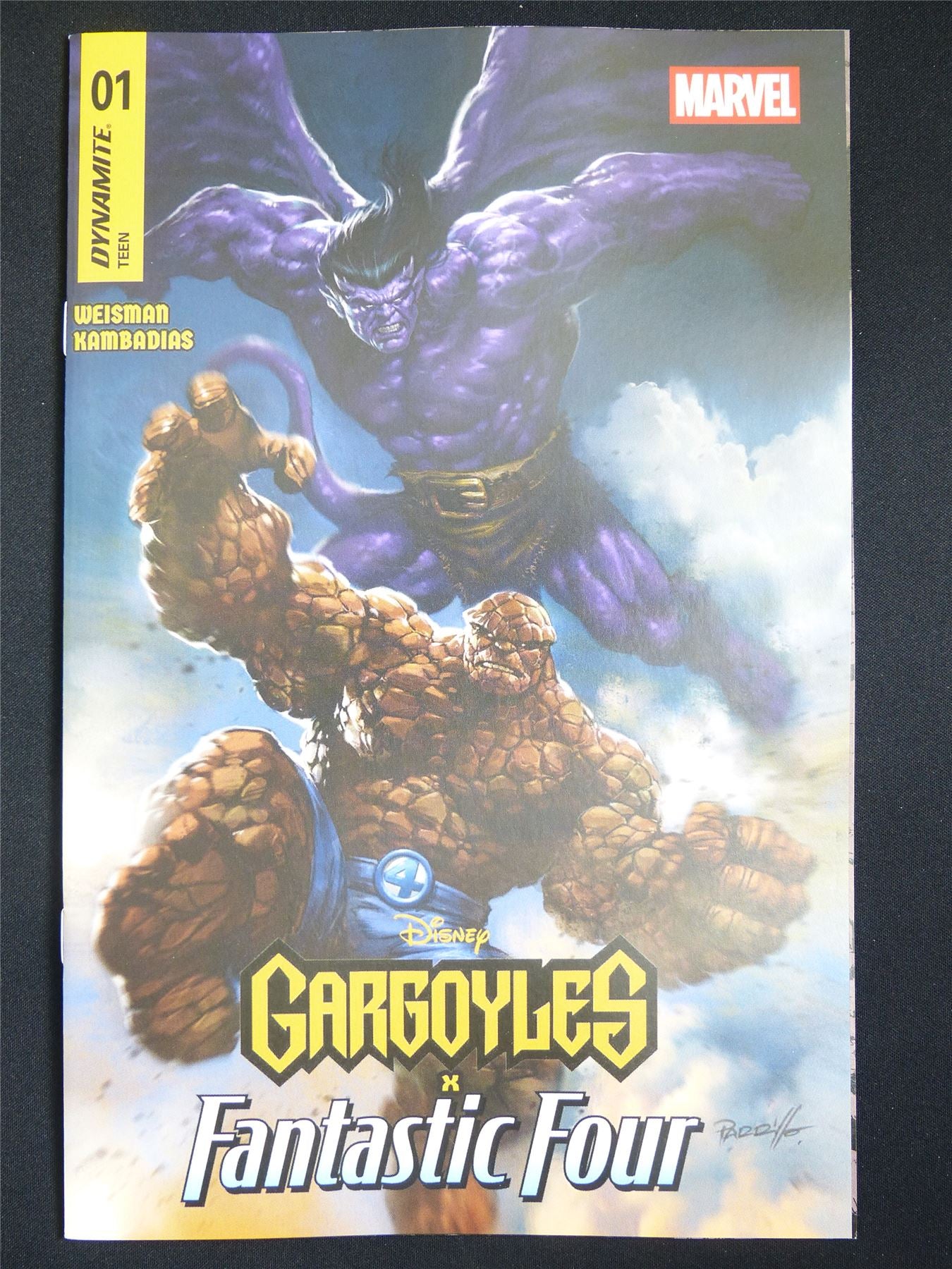 GARGOYLES x Fantastic Four #1 - Nov 2025 Dynamite Marvel Comic #606