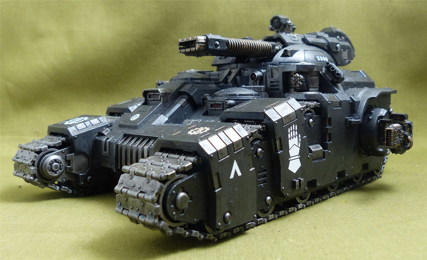 Kratos Heavy Assault Tank painted - Iron Hands - Warhammer Horus Heresy #2Q1
