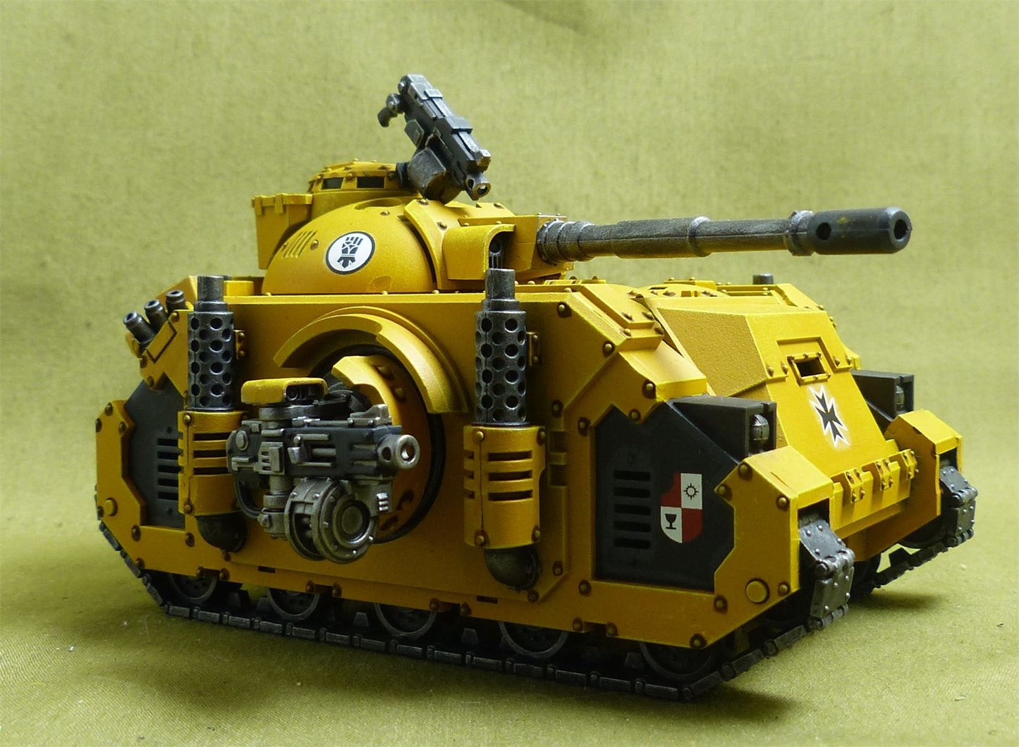 Deimos Pattern Predator Battle Tank painted - Imperial Fists - Warhammer Horus Heresy #2N6