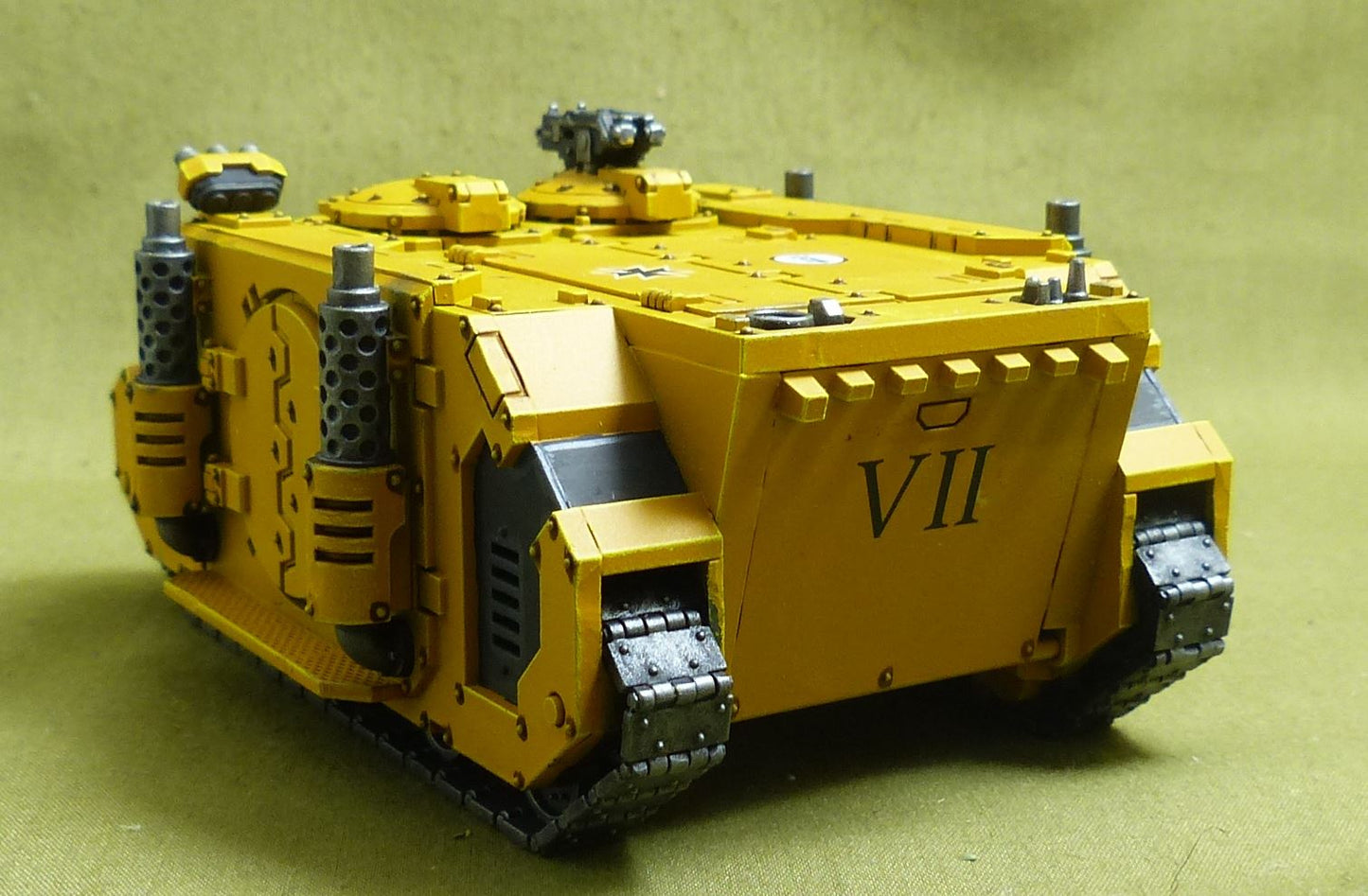 Deimos Pattern Rhino painted - Imperial Fists - Warhammer Horus Heresy #2N0