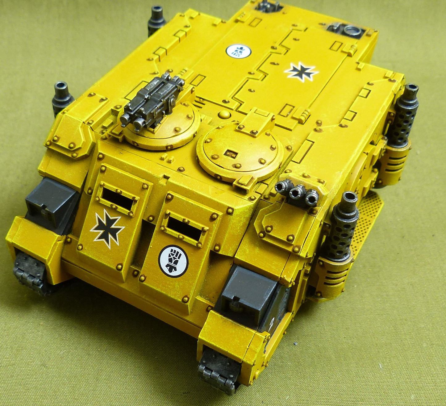 Deimos Pattern Rhino painted - Imperial Fists - Warhammer Horus Heresy #2MZ