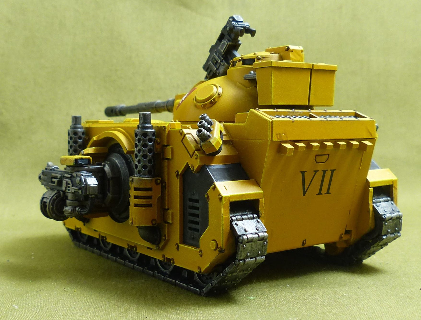 Deimos Pattern Predator Battle Tank painted - Imperial Fists - Warhammer Horus Heresy #2N5