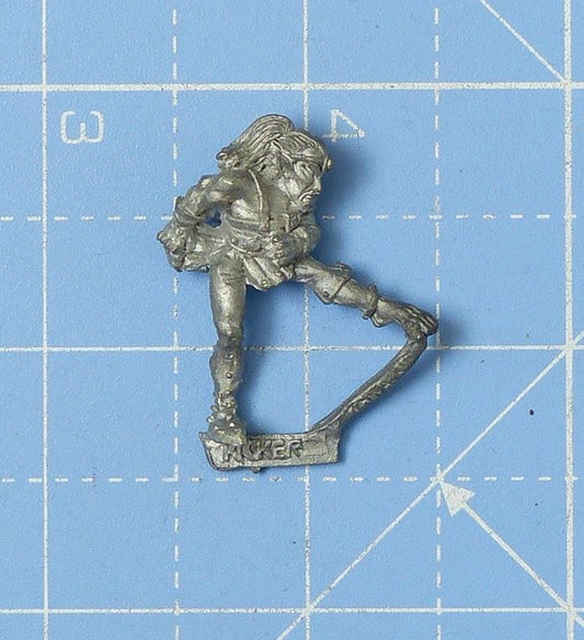 Classic Metal Dark Elf Kicker - Warhammer Blood Bowl #2M7