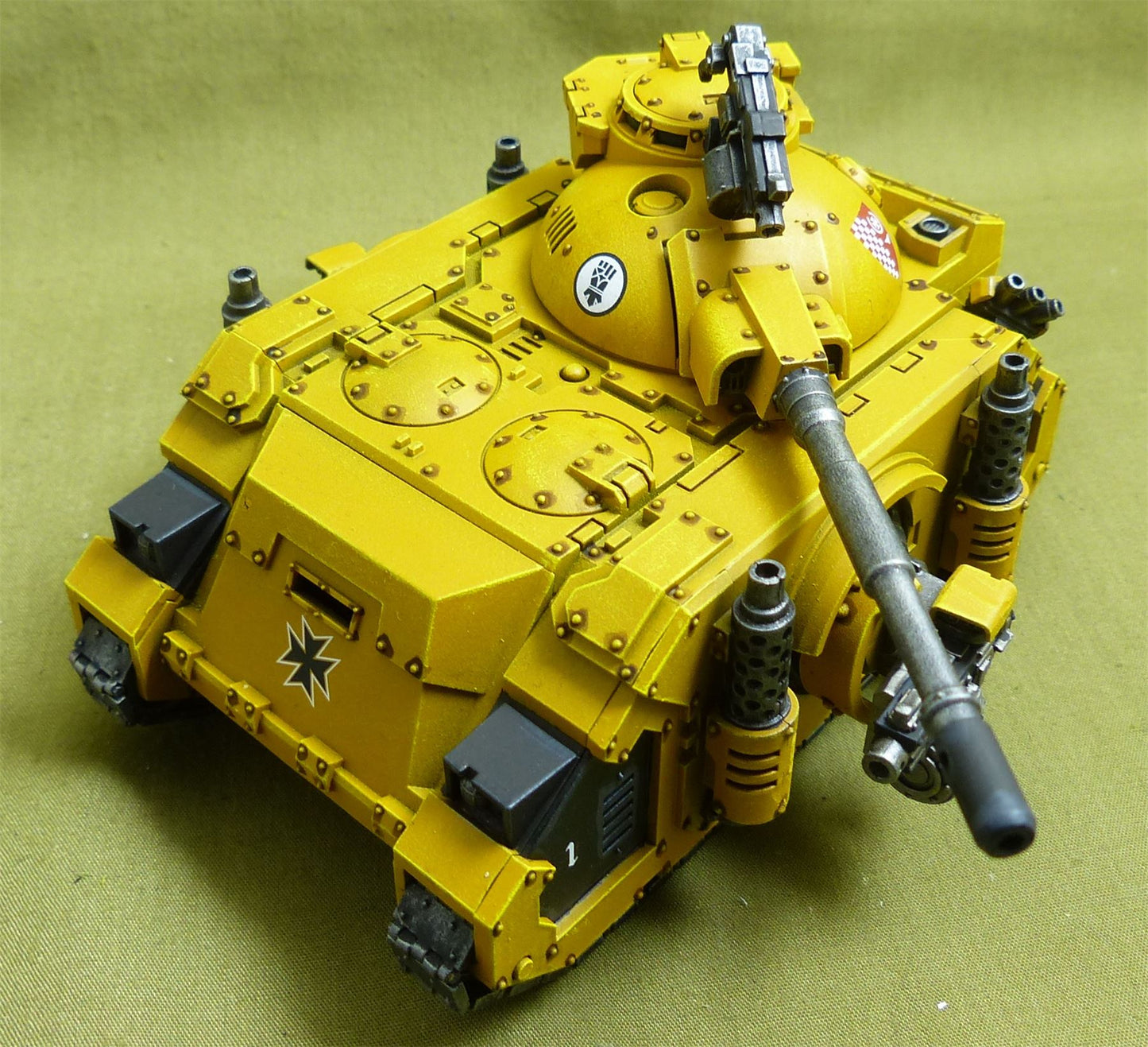 Deimos Pattern Predator Battle Tank painted - Imperial Fists - Warhammer Horus Heresy #2N4