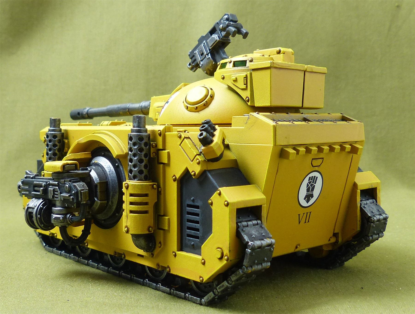 Deimos Pattern Predator Battle Tank painted - Imperial Fists - Warhammer Horus Heresy #7V1