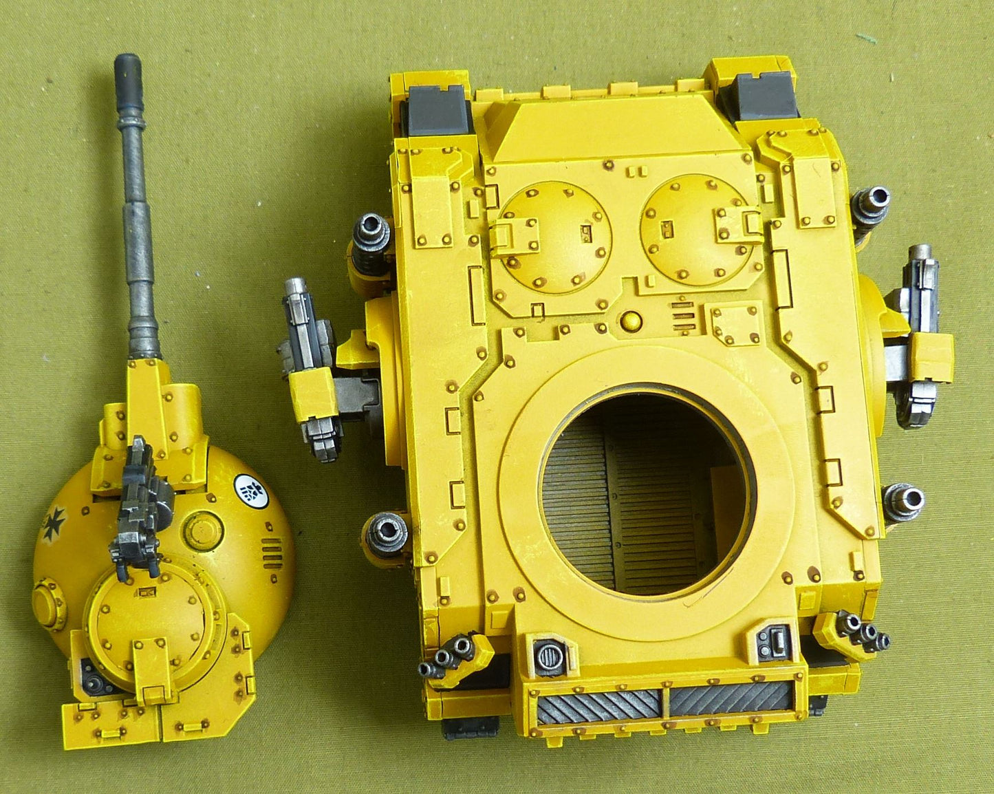 Deimos Pattern Predator Battle Tank painted - Imperial Fists - Warhammer Horus Heresy #2N3