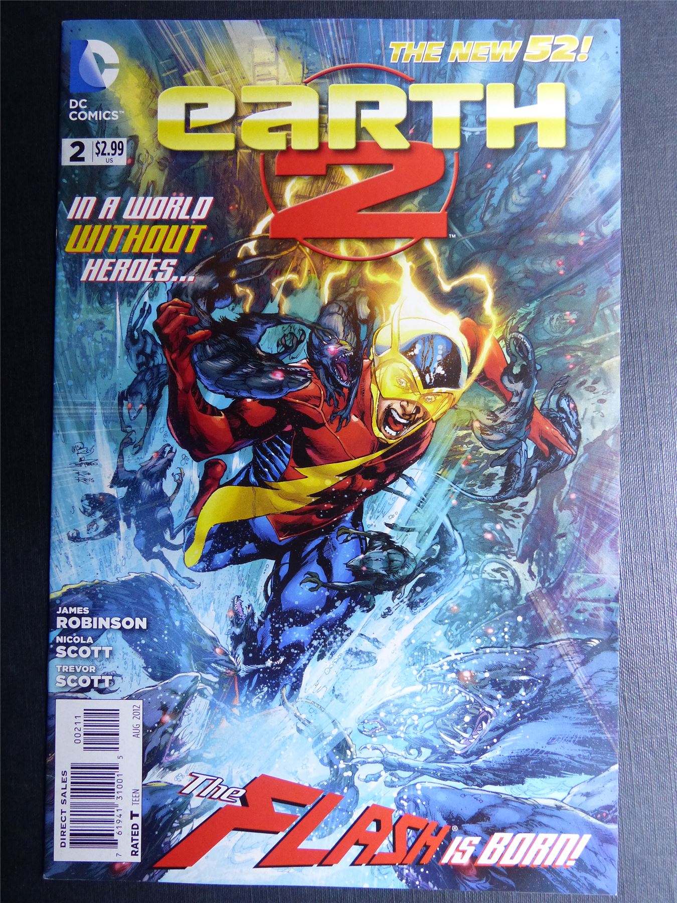 EARTH 2 #2 - DC Comics #9W