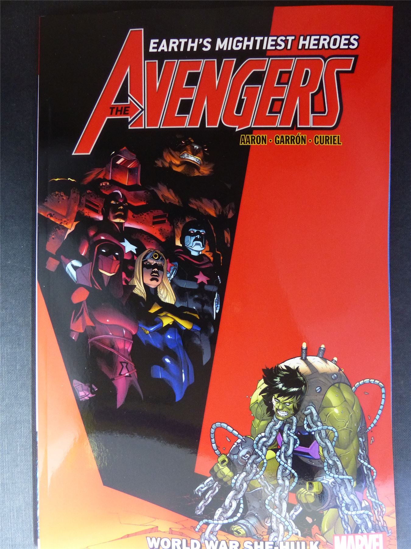 The AVENGERS: World War She-Hulk volume 9 Marvel Graphic Softback #5K2